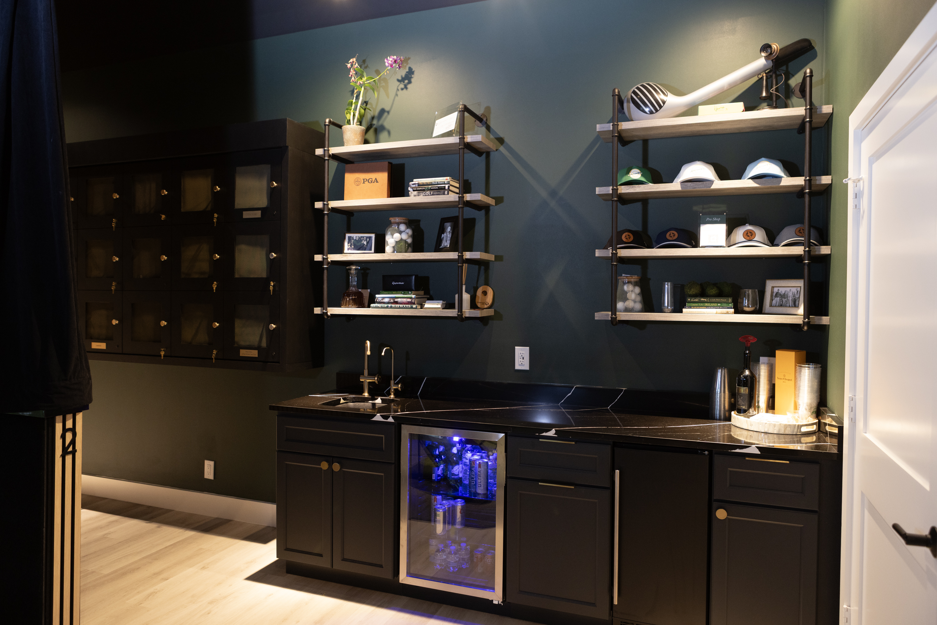 Bar and amenities area with member lockers